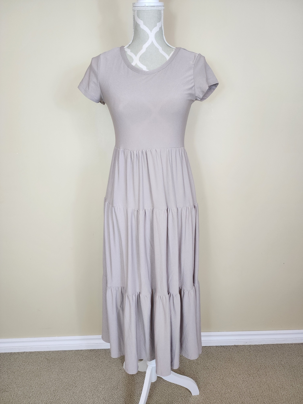 Short Sleeve Tiered Maxi Dress Size Medium Neutral Beige Casual Summer Knit